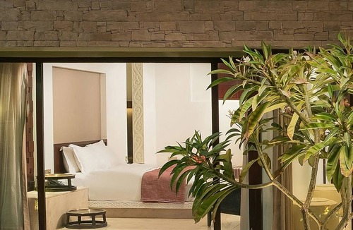 Salalah Hotel | Comfortable Guest Villa! Free Parking, Onsite Swimming Pool & Spa, Seafront!