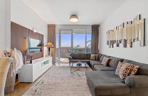 Bur Dubai Apartment | Contemporary 1BR City View Apartment at 1 Residence
