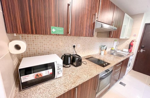 Jumeirah Lake Towers Apartment | Cosmos Living Premier Studio Near Metro