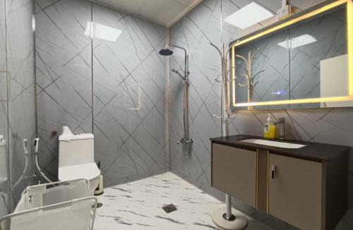 Al Wasl House | Cozy and Vibrant Room in villa Al Wasl #5