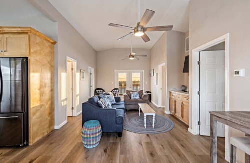 Bermuda Beach House | Cozy Haven- short walk to beach