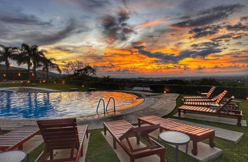 Santa Ana Apartment | CR MARIPOSA RENTALS Comfortable penthouse, AC, pool, gym, tennis