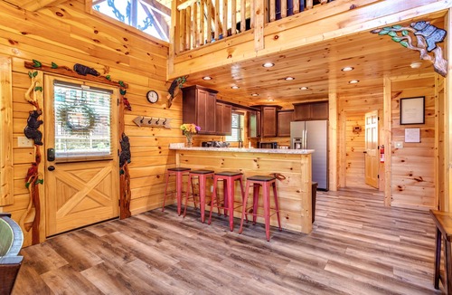 Pigeon Forge Cabin | Creekside Lodge Heart of Pigeon Forge! 👙HotTub 🔥FirePit 🎮Games 🏊‍♂CmtyPool
