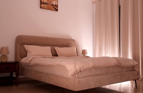 Al Majaz Bed & Breakfast | Deluxe Double Room with lake views near Dubai