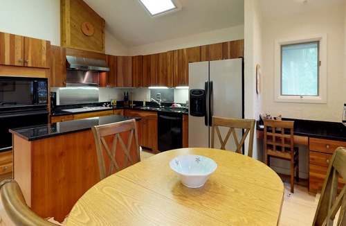 Vanderhorst Plantation House | Dog-Friendly Family Fome Close to the Beach, Tennis Courts, & Golf