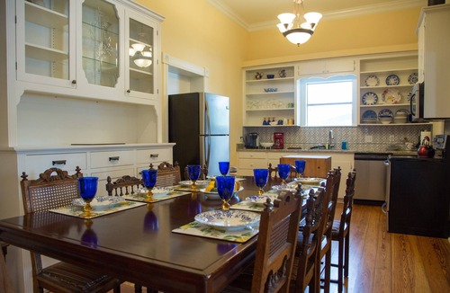 New Braunfels House | Downtown Beauty, walk to restaurants, bars and music. Shopping galore.