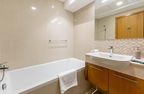 Downtown Dubai Apartment | Downtown Dubai Apartment with Pool & Gym Access