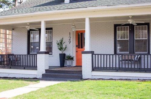 Marion House | Downtown Marion 5BR Sleeps 10 Bigfoot Bungalow Pet Friendly Easy Roads Mountains