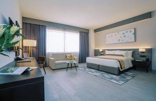 Al Muraqqabat Hotel | Dubai Skyline Escape | Rooftop Pool, Spa & Stunning Downtown Views with Balcony