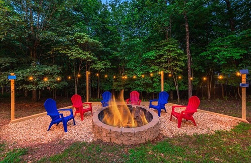 My Mountain Cabin | ~EverGreen Family Retreat~Slp20*HotTub*Pets*Arcade