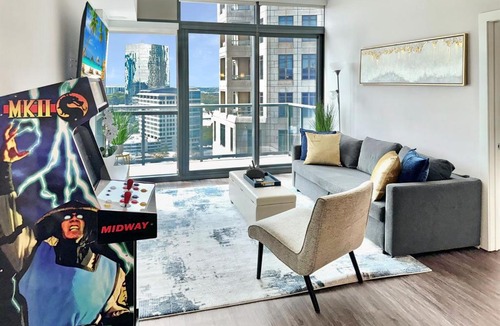 North Buckhead Apartment | Executive 3BR Buckhead PenthousePoolBalconyWalk to Lenox,Phipps Plaza & Marta
