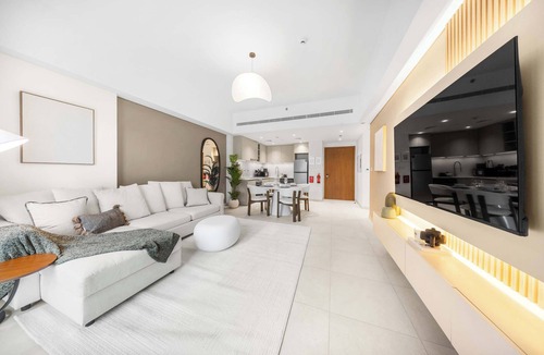 Umm Suqeim 3 Apartment | Free housekeeping visits during your stay - StayShort - Modern 1BR Retreat in MJL Sleeps 4