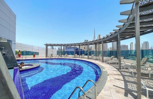 Business Bay Apartment | Free housekeeping visits during your stay - StayShort - Trendy 1-Bedroom Apartment for 4 in Business Bay