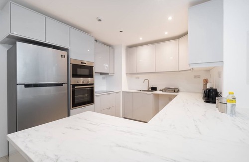 Dubai Marina Apartment | Free housekeeping visits during your stay - StayShort - Contemporary 1BR Escape for 4 in Dubai Marina