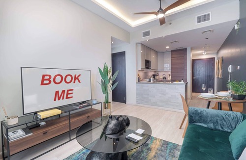 Dubai Apartment | Free housekeeping visits during your stay - StayShort - Calm 1-Bedroom with Relaxing Balcony in Liwan!