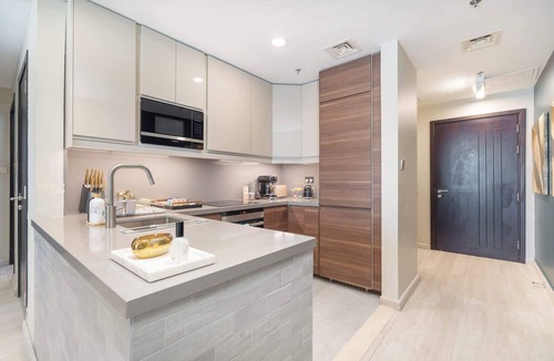 Dubai Apartment | Free housekeeping visits during your stay - StayShort - Calm 1-Bedroom with Relaxing Balcony in Liwan!