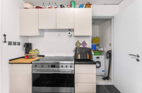 Dubai Villa | Free housekeeping visits during your stay - StayShort - Modern 4 BR villa in Damac Hills 2 with Garden that sleeps 8