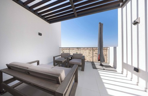 Dubai Villa | Free housekeeping visits during your stay - StayShort - Modern 4 BR villa in Damac Hills 2 with Garden that sleeps 8