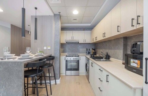 Dubai Sports City Apartment | Free housekeeping visits during your stay - StayShort - Amazing Studio Apartment in Frankfurt, Sports City