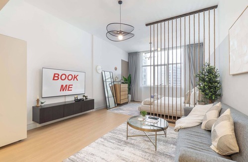Dubai Sports City Apartment | Free housekeeping visits during your stay - StayShort - Amazing Studio Apartment in Frankfurt, Sports City