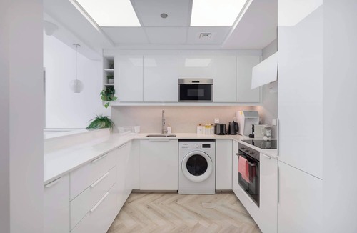 Dubai Sports City Apartment | Free housekeeping visits during your stay - StayShort - Refined 1 Bedroom Living in Sports City that Sleeps 4