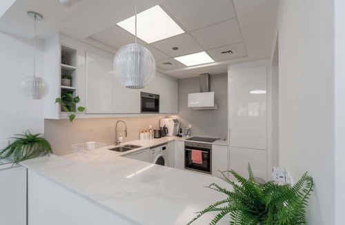 Dubai Sports City Apartment | Free housekeeping visits during your stay - StayShort - Refined 1 Bedroom Living in Sports City that Sleeps 4