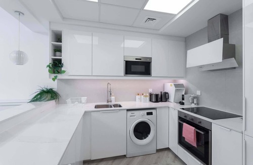 Dubai Sports City Apartment | Free housekeeping visits during your stay - StayShort - Refined 1 Bedroom Living in Sports City that Sleeps 4