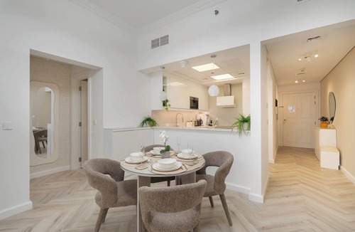 Dubai Sports City Apartment | Free housekeeping visits during your stay - StayShort - Refined 1 Bedroom Living in Sports City that Sleeps 4