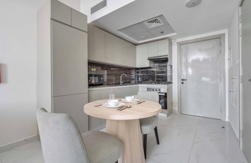Jebel Ali Apartment | Free housekeeping visits during your stay - Comfortable 1 Bed in Jebel Ali Sleeps 2 with Balcony!