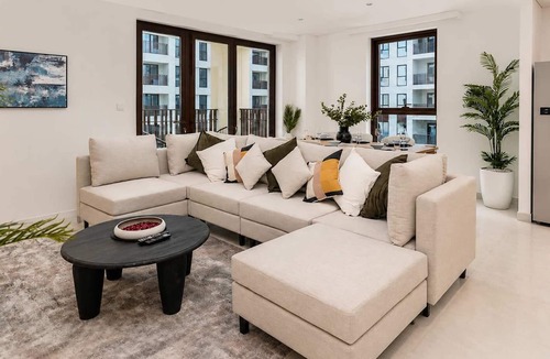 Dubai Apartment | Free housekeeping visits during your stay - StayShort - Elegant & Spacious 4BR for Families in Creek Harbour