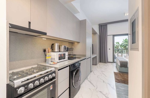 Dubai Apartment | Free housekeeping visits during your stay - StayShort - Modern and Stunning Studio in MAG 910, MBR City