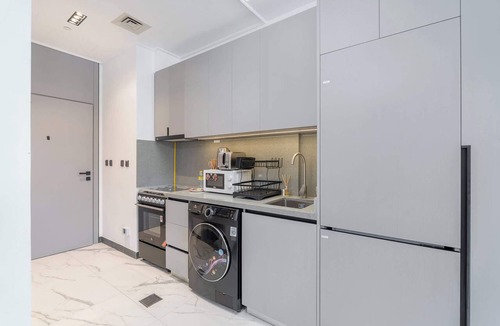 Dubai Apartment | Free housekeeping visits during your stay - StayShort - Modern and Stunning Studio in MAG 910, MBR City