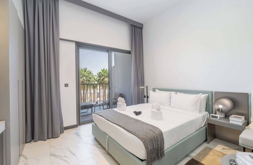 Dubai Apartment | Free housekeeping visits during your stay - StayShort - Modern and Stunning Studio in MAG 910, MBR City