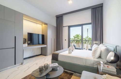 Dubai Apartment | Free housekeeping visits during your stay - StayShort - Modern and Stunning Studio in MAG 910, MBR City