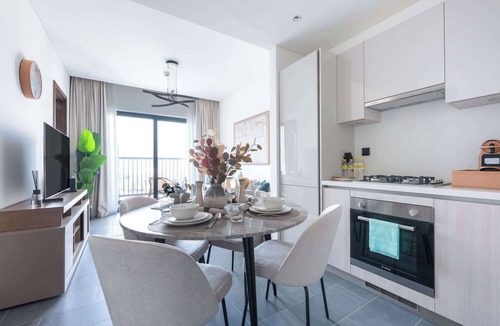 Nad Al Sheba Apartment | Free housekeeping visits during your stay - StayShort - Meydan One sleeps 4 close to Meydan Racecourse!