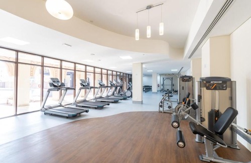 Dubai Apartment | Free housekeeping visits during your stay - StayShort - Stylish 1-Bedroom Retreat with Pool in Vibrant Jumeirah Golf Estates