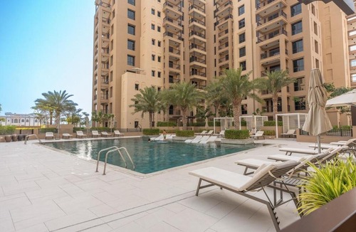Umm Suqeim 3 Apartment | Free housekeeping visits during your stay - StayShort - Warm and Earthy 1-Bedroom Apartment Perfect for Family in Madinat Jumeirah Living!
