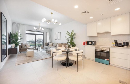 Umm Suqeim 3 Apartment | Free housekeeping visits during your stay - StayShort - Warm and Earthy 1-Bedroom Apartment Perfect for Family in Madinat Jumeirah Living!
