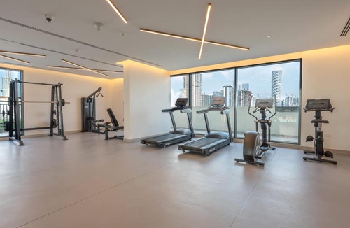 Jumeirah Village Triangle Apartment | Free housekeeping visits during your stay - StayShort - Sleek Studio in Jumeirah Village Triangle