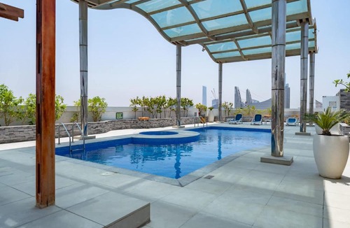 Jumeirah Lake Towers Apartment | Free housekeeping visits during your stay - StayShort - Prime 2BR Retreat in JLT that Sleeps 4
