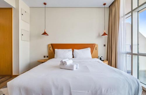 Jumeirah Village Triangle Apartment | Free housekeeping visits during your stay - StayShort - Stylish Studio in JVT Sleeps 2 with Balcony