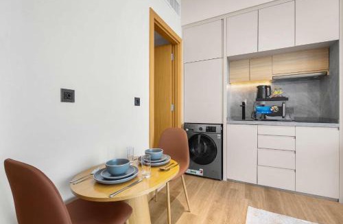 Jumeirah Village Triangle Apartment | Free housekeeping visits during your stay - StayShort - Stunning Studio in JVT Sleeps 2 with Balcony