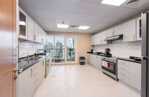 Jumeirah Lake Towers Apartment | Free housekeeping visits during your stay - StayShort - Family Friendly 3BR Apartment with Ample Space