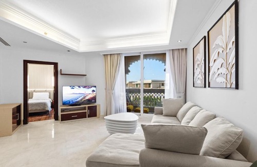 Palm Jumeirah Apartment | Fully-equppied studio with private beach and pool