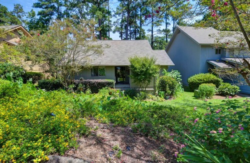 Columbia House | Gated Lakefront Cottage