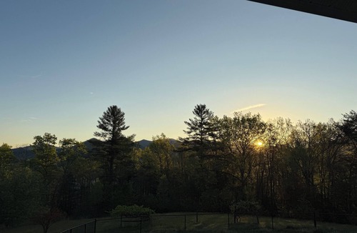 Otto House | Gorgeous 3-bedroom home where modern luxury meets mountain majesty.