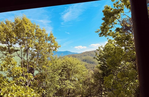 Pigeon Forge Cabin | GORGEOUS VIEWS of the SMOKIES ~ Centrally Located ~ Wifi ~ DreamBeds ~ Keurig