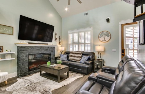 Greenwood House | Greenwood Getaway w/Furnished Patio & Lake View