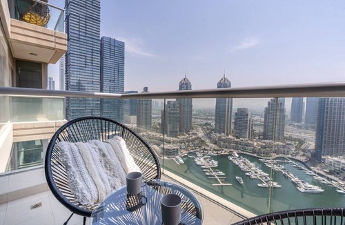 Dubai Marina Apartment | GuestReady - 2BR | Balcony with Stunning Sky View