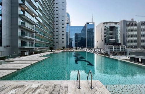 Business Bay Apartment | GuestReady - Luxe Furnished Stay, Pool & Sauna